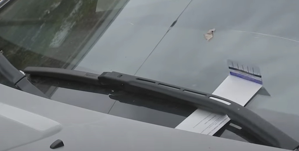 Kvinde fandt seddel i forruden på sin bil: Da hun læste den, brød hun ud i latter