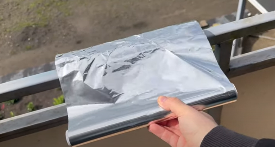 Han pakker sin altan ind i sølvpapir: Se så magien ske