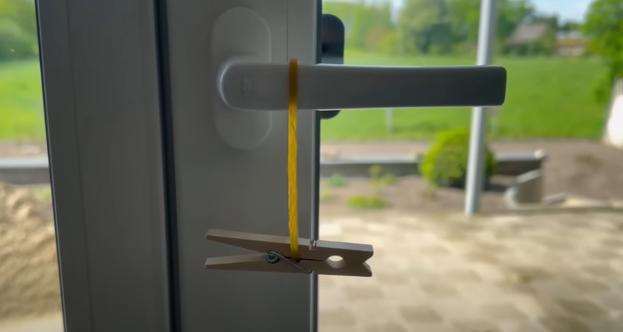 Han sætter en tøjklemme fast på sit dørhåndtag: Årsagen er genial