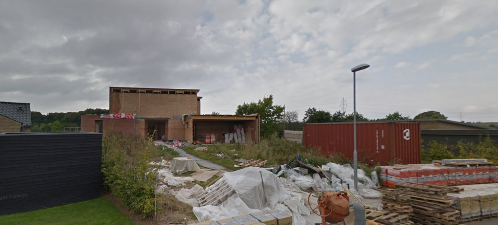 Omstridt forstadsvilla til millioner er revet ned: Handlede om 30 centimeter