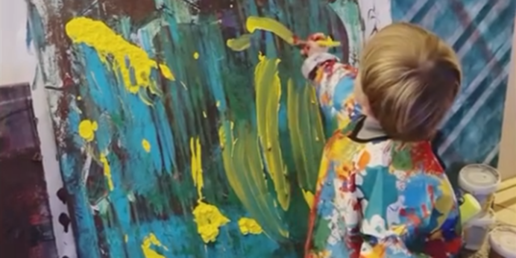 2-årige Laurent har byttet kridtet ud med lærredet: Nu sælges hans værker for millioner