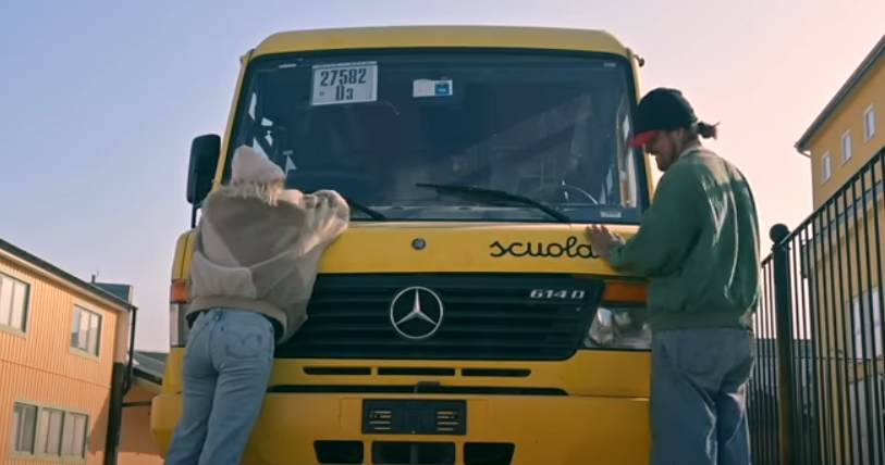 Jonas og Julia bor i en ombygget skolebus: Du taber kæben, når du ser den indefra