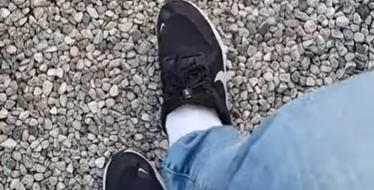 Tager du skoene af uden at bruge dine hænder? Her er, hvad det fortæller om dig