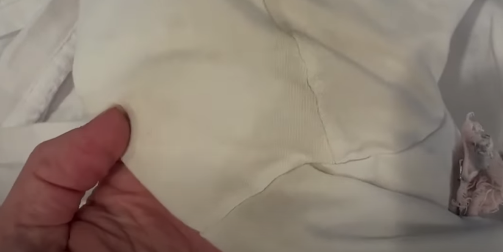 Mange får gule pletter på t-shirten: Sådan fjerner du dem som en professionel