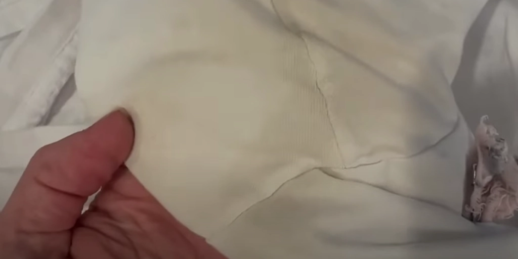 Mange får gule pletter på t-shirten: Sådan fjerner du dem som en professionel