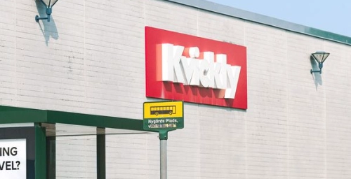 Kritikken hagler ned over Coop: Nu er provokerende reklameskilt sat op foran Kvickly