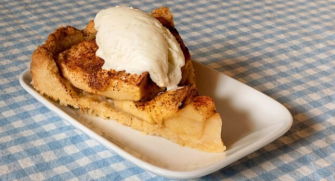 Her er Valdemarsros opskrift på gammeldags æblekage, som ingen har lyst til at gå glip af