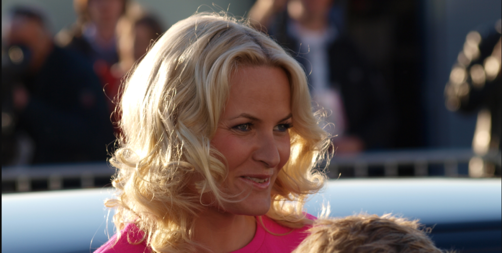 På trods af voldsanklage: Norsk kronprinsessesøn får støtte fra uventet kant