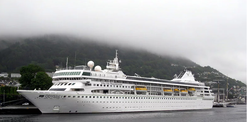 Passagerer på krydstogtskib er strandet i europæisk hovedstad på tredje måned