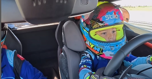 5-årig knægt sætter sig bag rattet i en Lamborghini: Bare vent til du ser, hvad han så gør