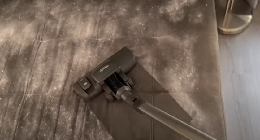 Det hemmelige trick med salt på sofaen overrasker alle: Når du ser det, forstår du hvorfor