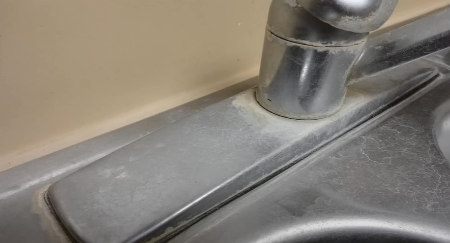 Bedstemors hemmelige trick til rengøring af køkkenvasken: Kræver kun én ingrediens