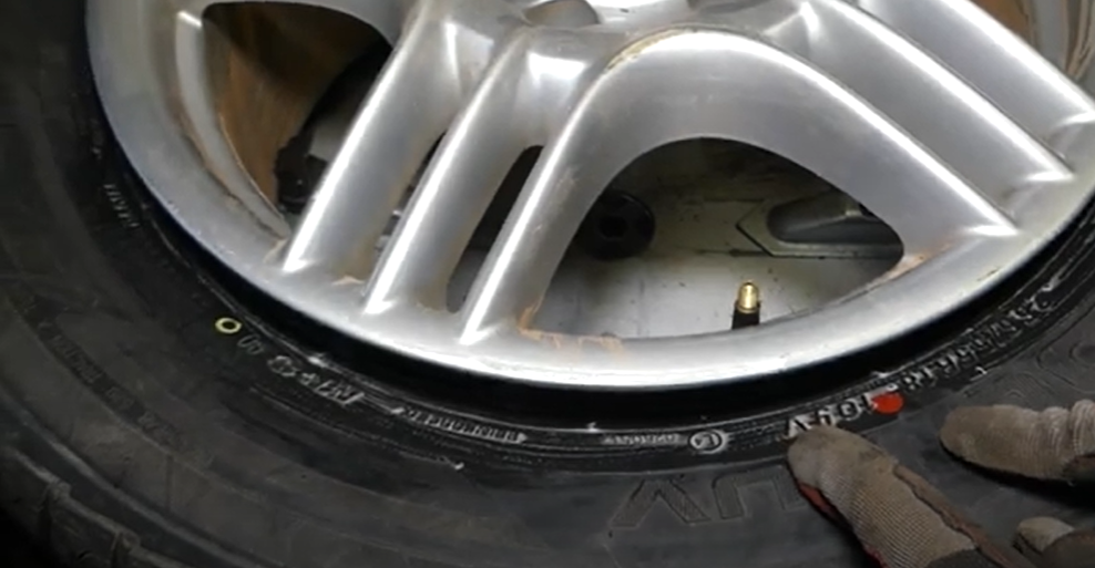 Har du undret dig? Her er betydningen af den røde prik på bildækket