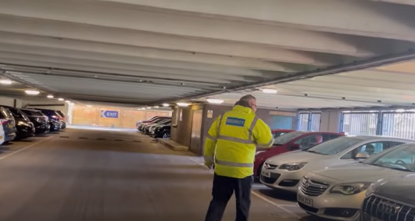 Stefan fik en parkeringsbøde på sin egen parkeringsplads: Han nægter at betale