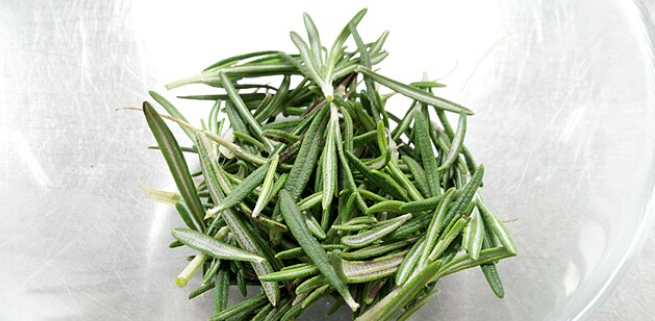 Hvis du ikke allerede sover med rosmarin ved din side, bør du begynde nu