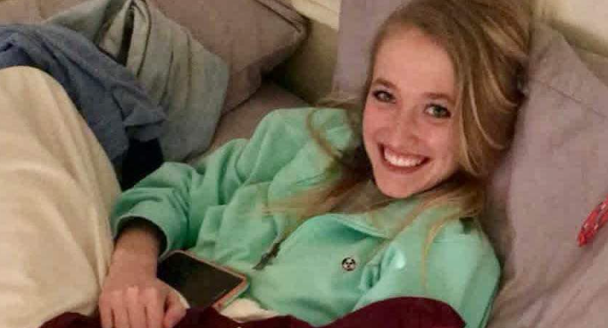 Dreng overraskede sin mor med billede af kæresten – men glemte at skjule pinlig detalje