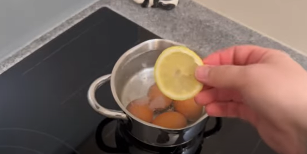 ‘Det hemmelige trick med citroner i æggevandet – alle bør kende det’