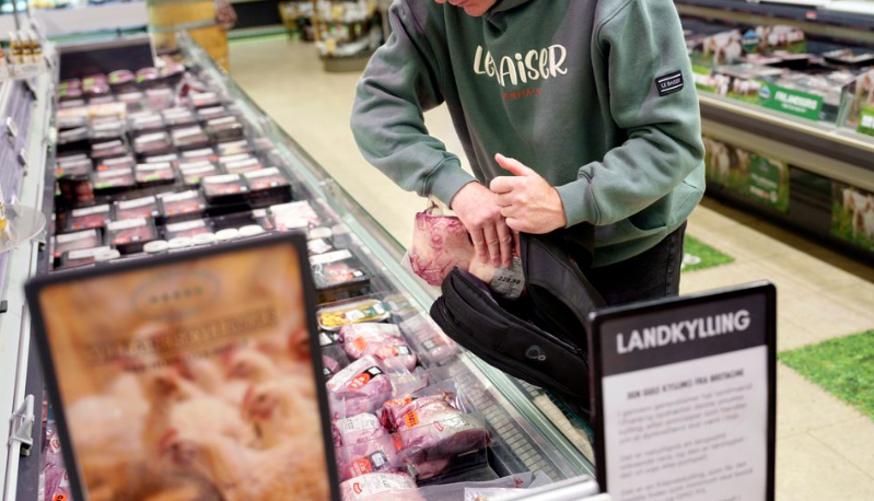 Det har længe været et problem i de danske supermarkeder: Nu skal det være dyrere