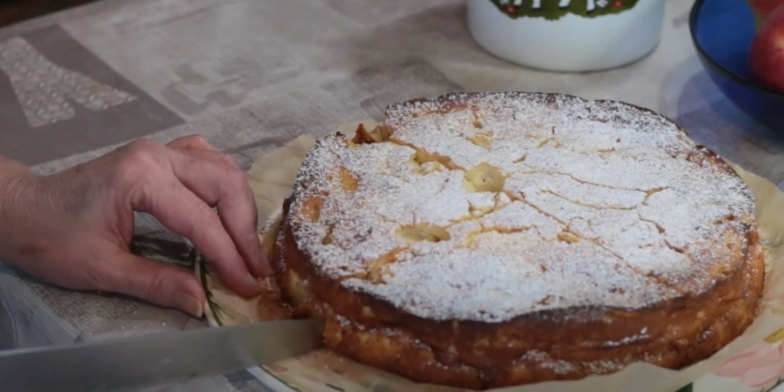 I Tyskland laver de æble-grynskage: Den smager endnu bedre end vores æblekage