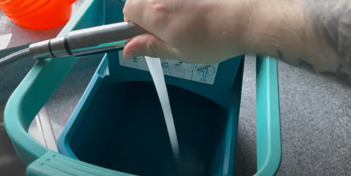 Tilføj dette til vandet inden rengøring: Så holder edderkopper og myrer sig langt væk