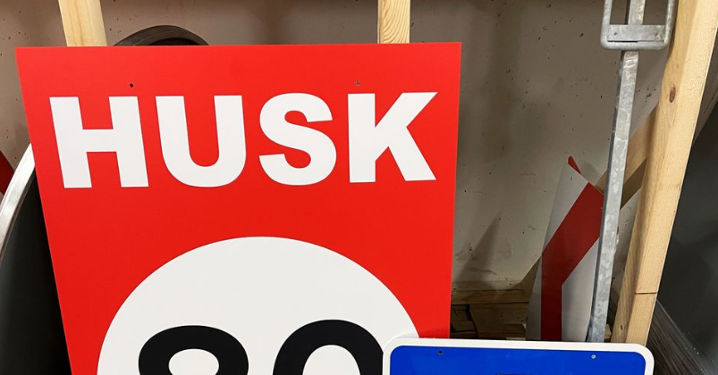 Nye færdselstavler og oplysningsskilte er klar til at blive sat op: Her er alt, du skal vide