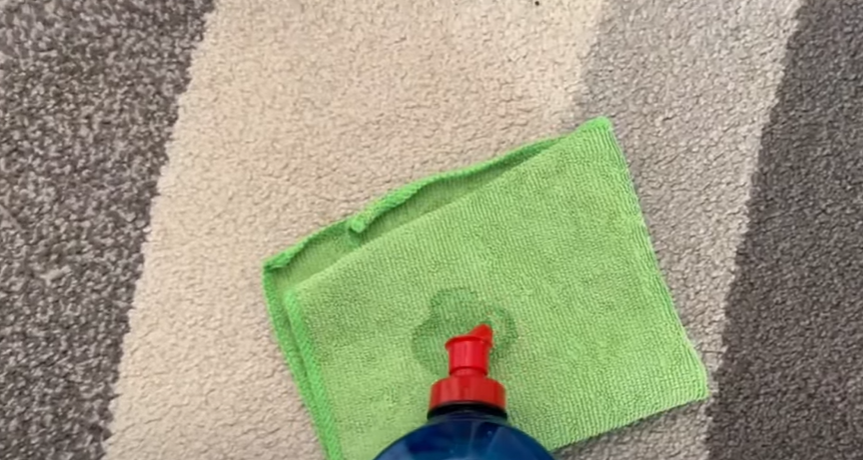Findes i næsten alle hjem: Med dette produkt kan du fjerne gulvtæppets pletter med et snuptag