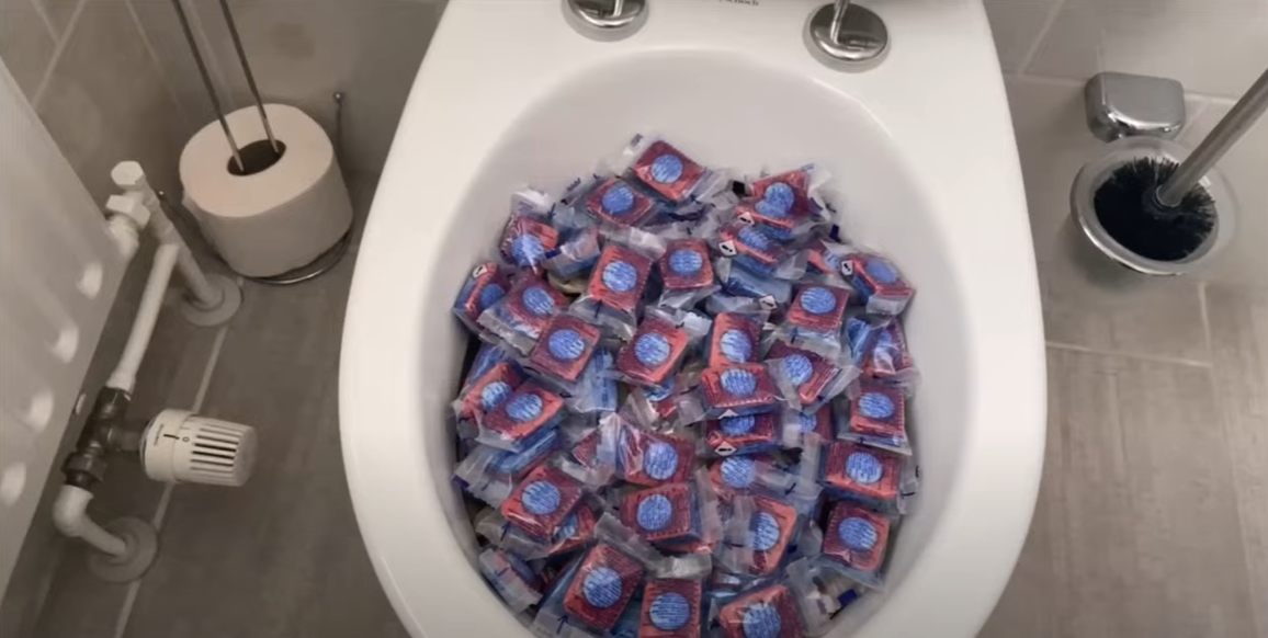 Hvis du aldrig har gjort det før, skal du prøve at smide en opvasketabs i toilettet