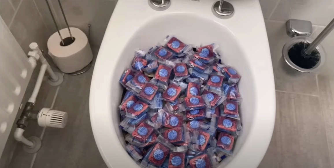 Hvis du aldrig har gjort det før, skal du prøve at smide en opvasketabs i toilettet