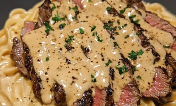 Denne vidunderlige pastaret med bøf og cremet sauce får dig til at droppe din yndlingsrestaurant