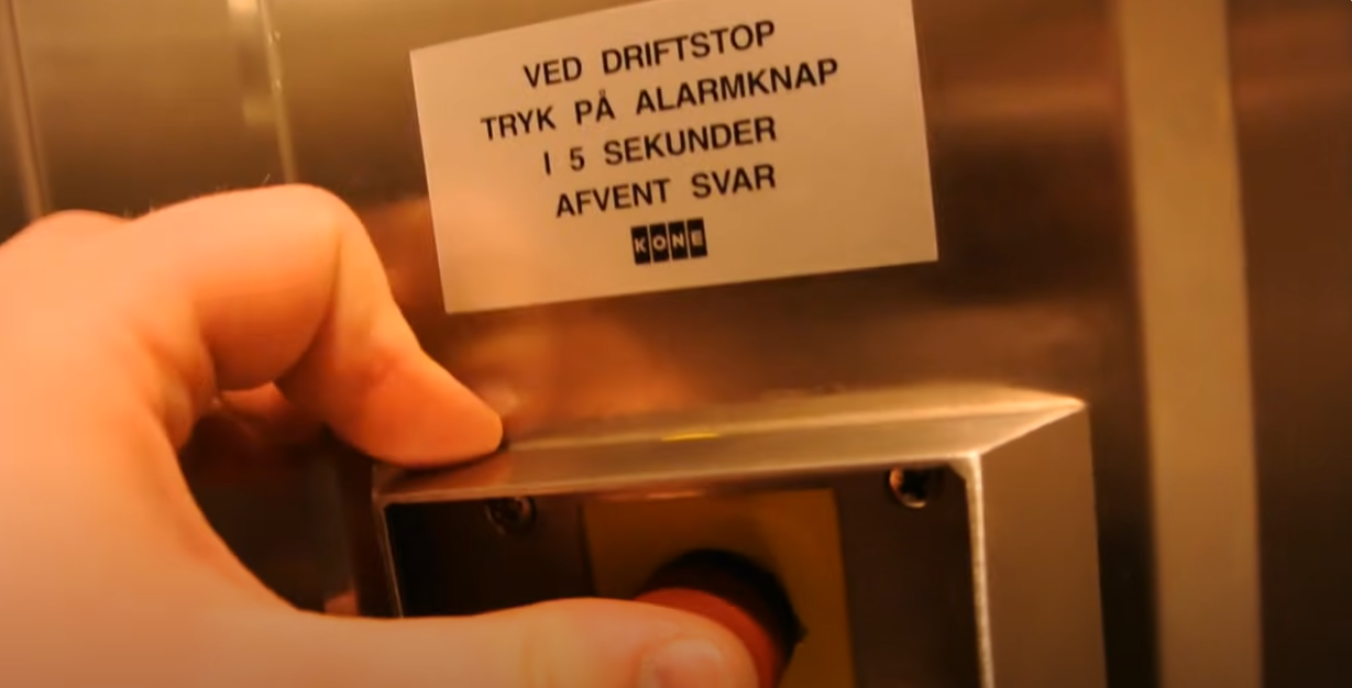 Sonja brugte nødknappen under et elevatorstop: Så tager sagen en ubehagelig drejning
