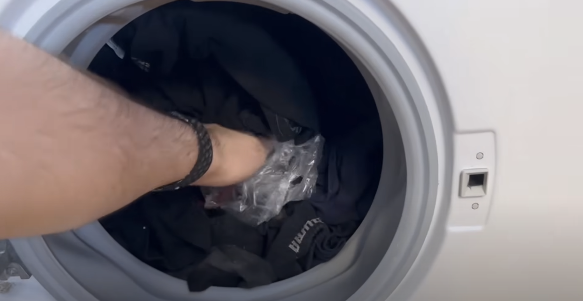 Han propper en plastikpose i vaskemaskinen. Det giver mening, når du ser magien ske.