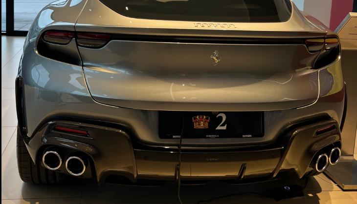 Milliondyr Ferrari står med kongekrone-nummerplade ved forhandler: Her er den særlige årsag
