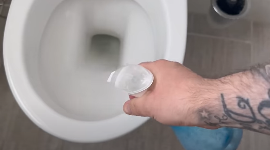 Han sprøjter afspændingsmiddel i toilettet. Få minutter senere kan han ikke tro sine egne øjne.