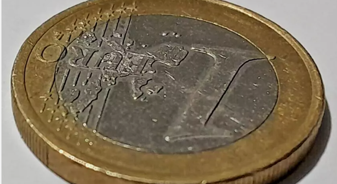 Tjek dine skuffer: Hvis din 1 euro-mønt har denne detalje, er den over 5000 kroner værd