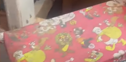 Tim hjalp sine forældre med at renovere: Her fandt han 46 år gammel gave med eget navn på