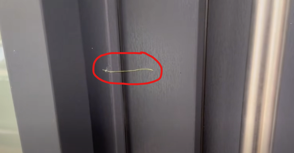 Hvis du opdager, at en sytråd er limet fast til din hoveddør, skal du handle omgående