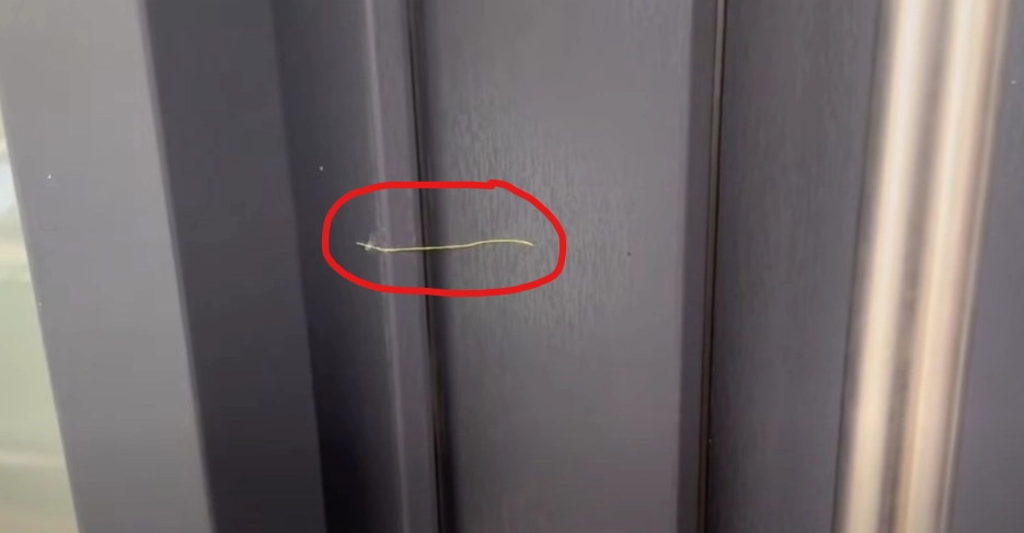 Hvis du opdager, at en sytråd er limet fast til din hoveddør, skal du handle omgående