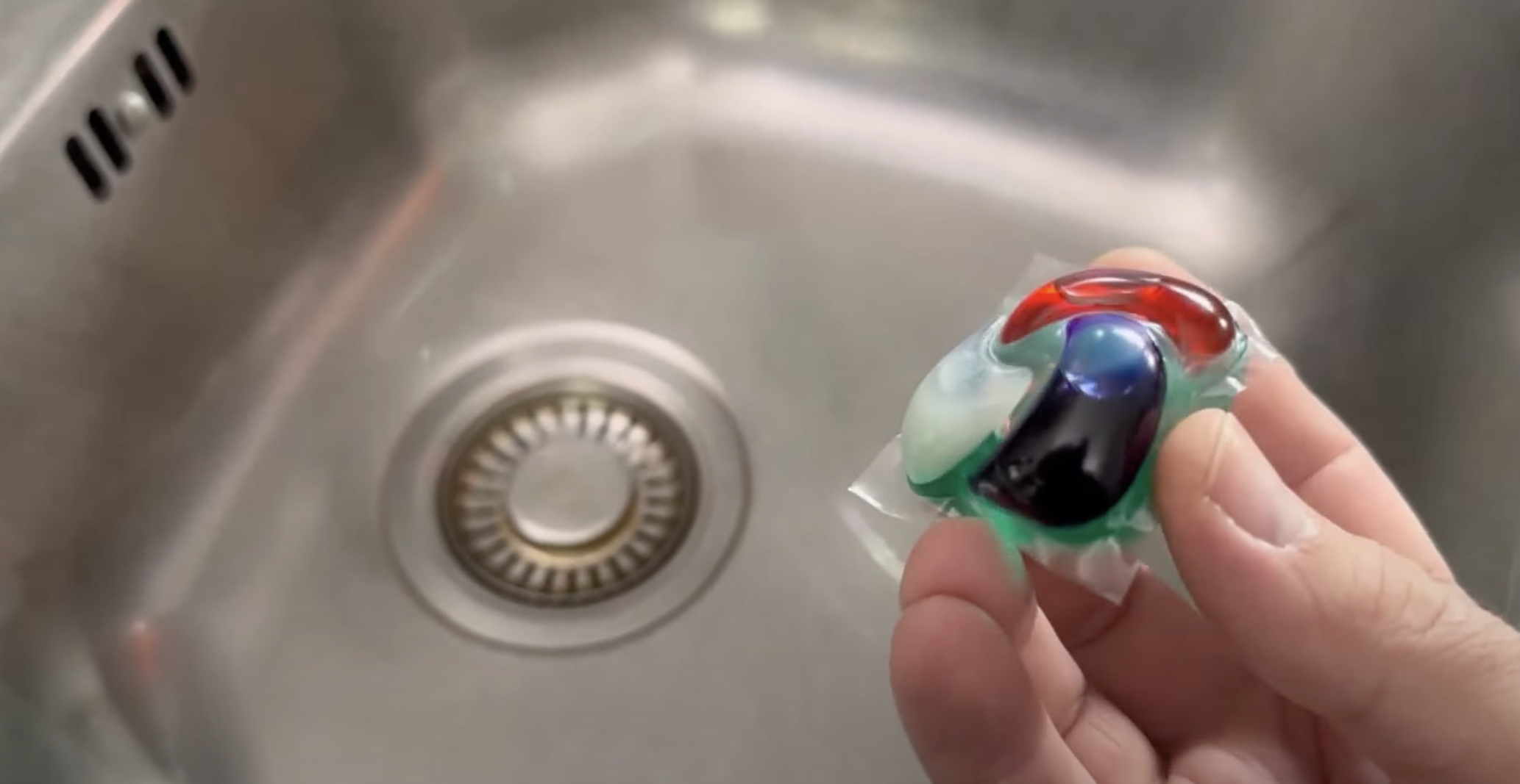 ‘Sådan rengøres afløbet med en vaskekapsel – hemmeligt VVS-trick’