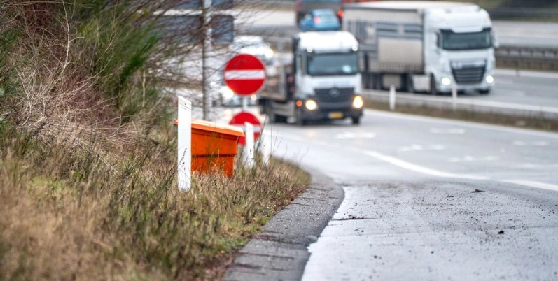 Orange kasser er placeret langs motorvejen: Dette kan du bruge dem til