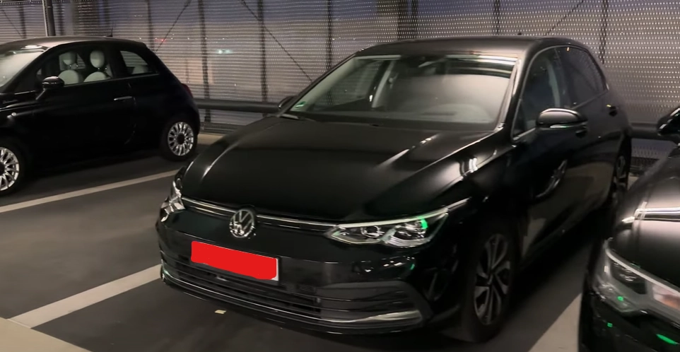 Bil har stået parkeret i lufthavn i over et år: Så svimlende mange penge skal ejeren betale