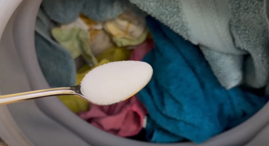Han putter sukker i vaskemaskinen: Så sker magien, der får alle til at gøre det samme