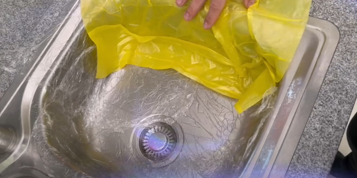 Han dækker håndvasken ind i plastfolie: Da han fjerner det igen, er magien sket