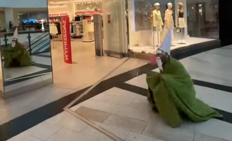 ‘Ingen nisser tilladt’: Storcenter svarer igen på viral ‘troldmands’ plage