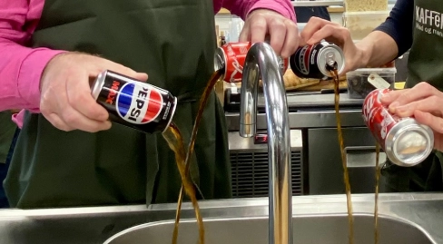 Populær café dropper Coca-Cola og Pepsi: Årsagen kan du næsten gætte dig til