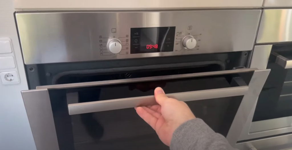 Skal ovnens låge lukkes, når madlavningen er ovre? Mange begår stor fejl