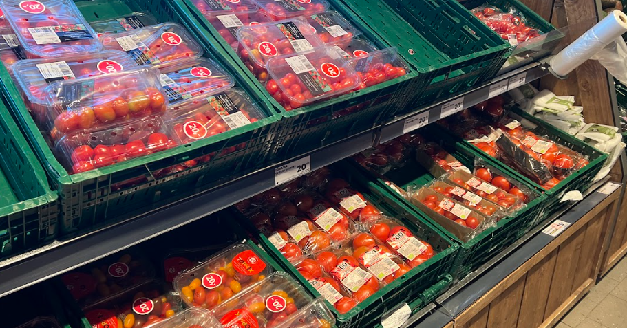 Kunde i supermarkedet hørte mærkelig lyd ved grøntafdelingen: Pludselig sprang det frem