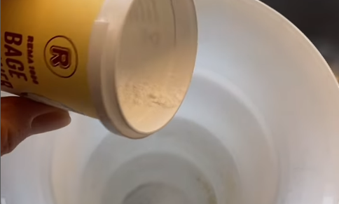 Kamilla deler rengøring af vase trick på Instagram: Blander kun 3 ingredienser