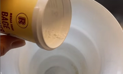 Kamilla deler rengøring af vase trick på Instagram: Blander kun 3 ingredienser