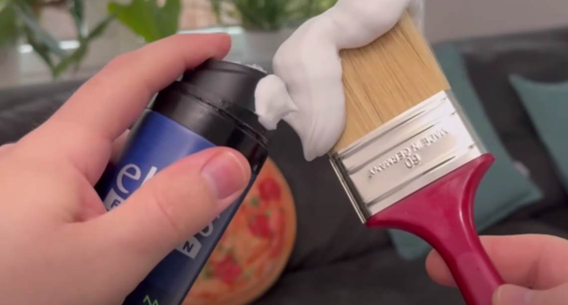 Spray barberskum på malerpenslen: Se så magien ske