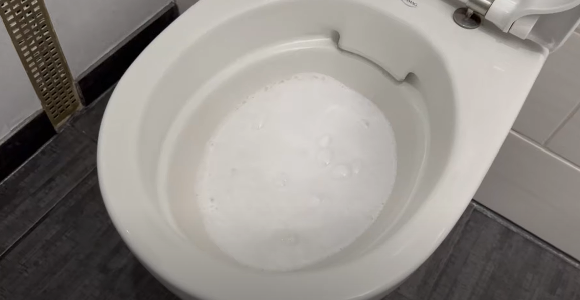 Hverken eddike eller natron. Det mest effektive middel til at fjerne kalk fra toilettet.